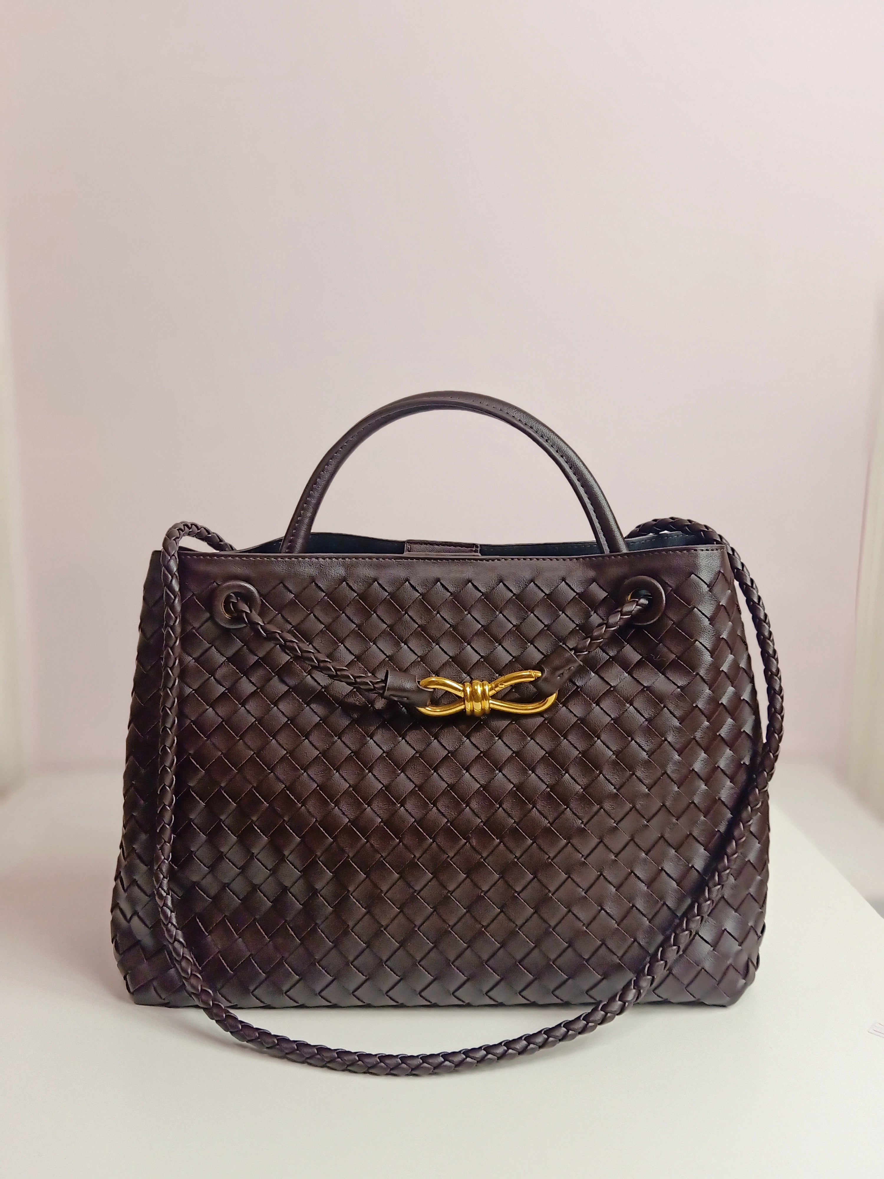Bottega venetta medium size in brown-gold