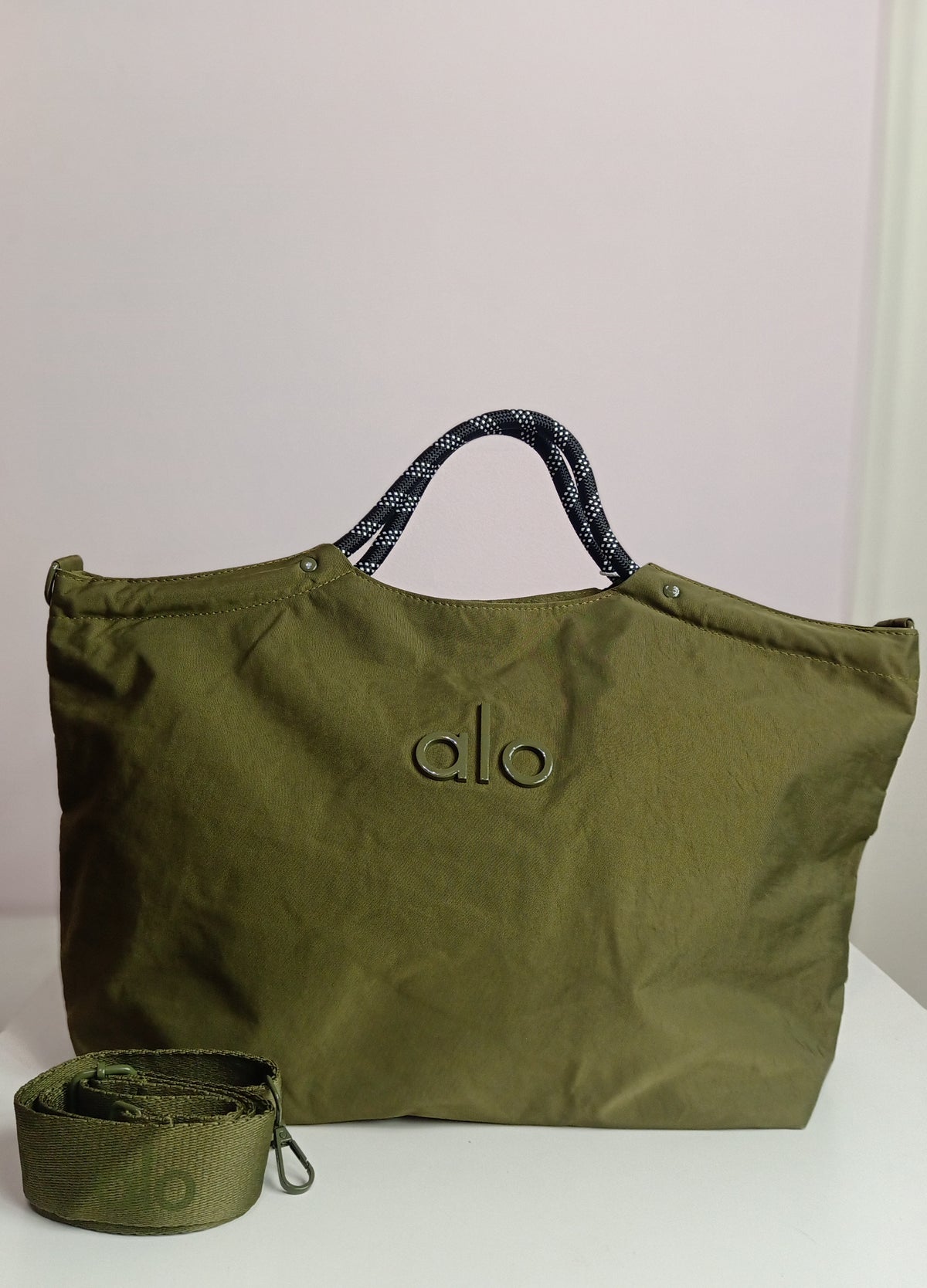 Alo tote bag in olive green