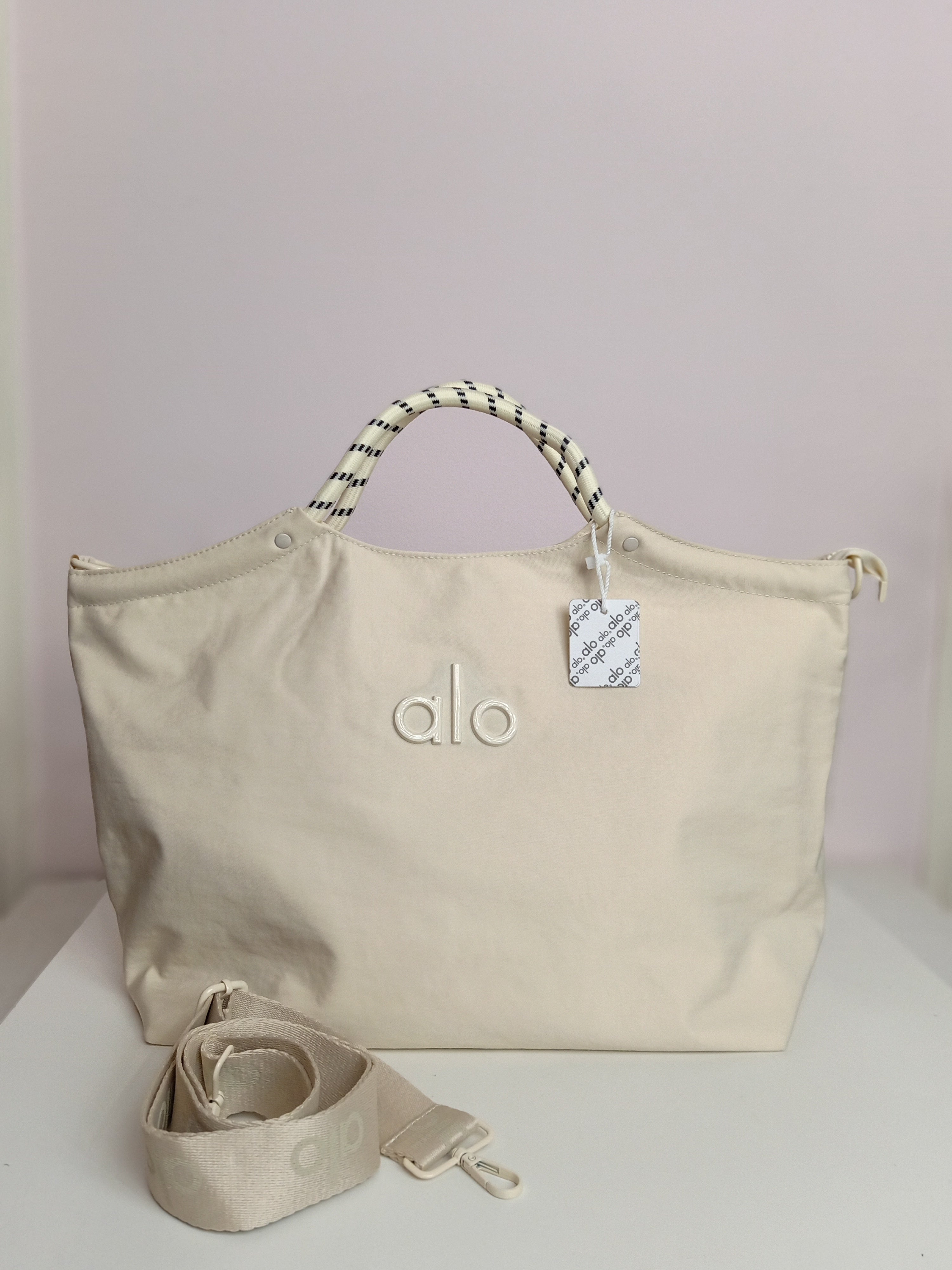 Alo tote bag in off white