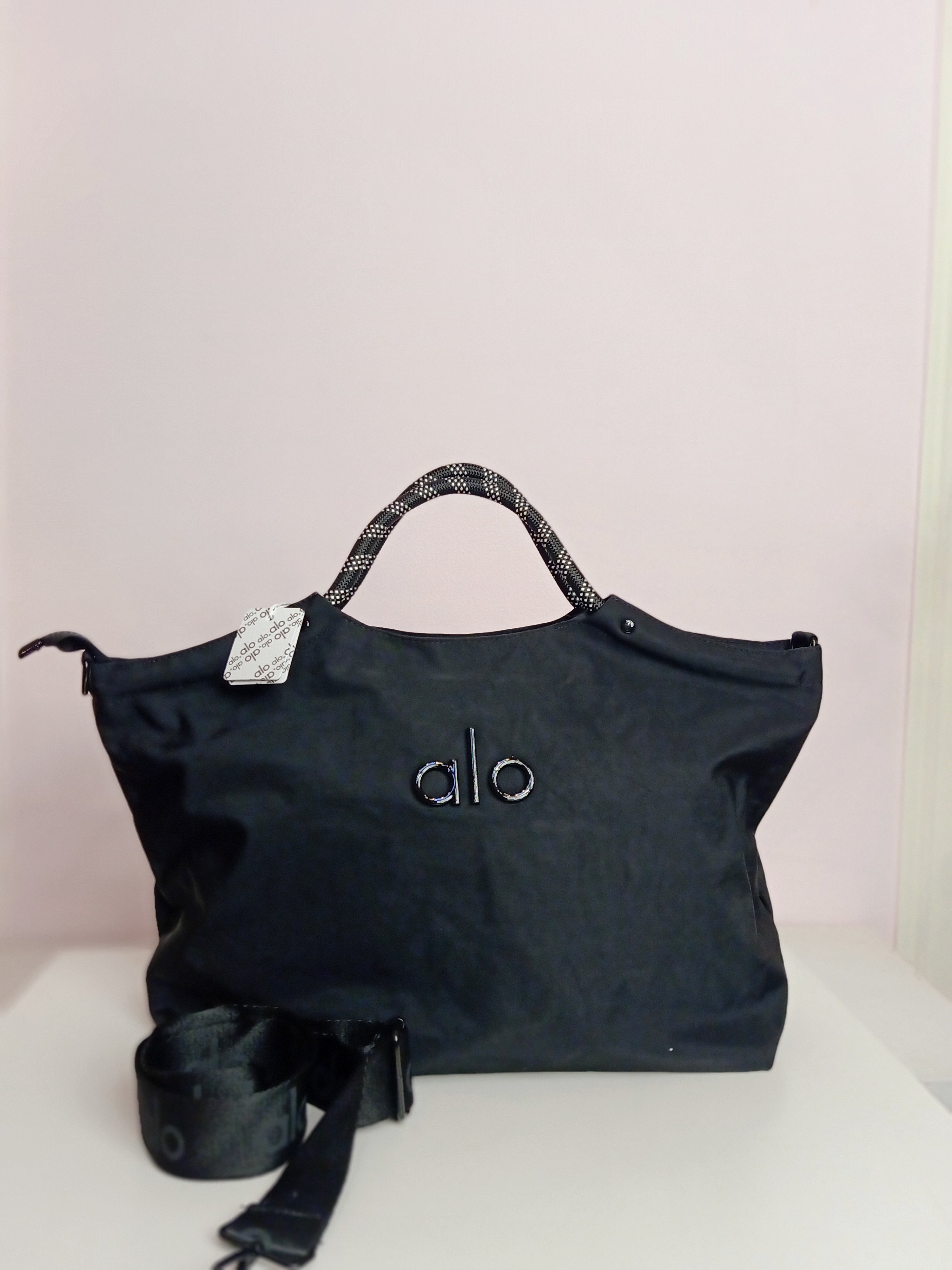 Alo tote bag in black
