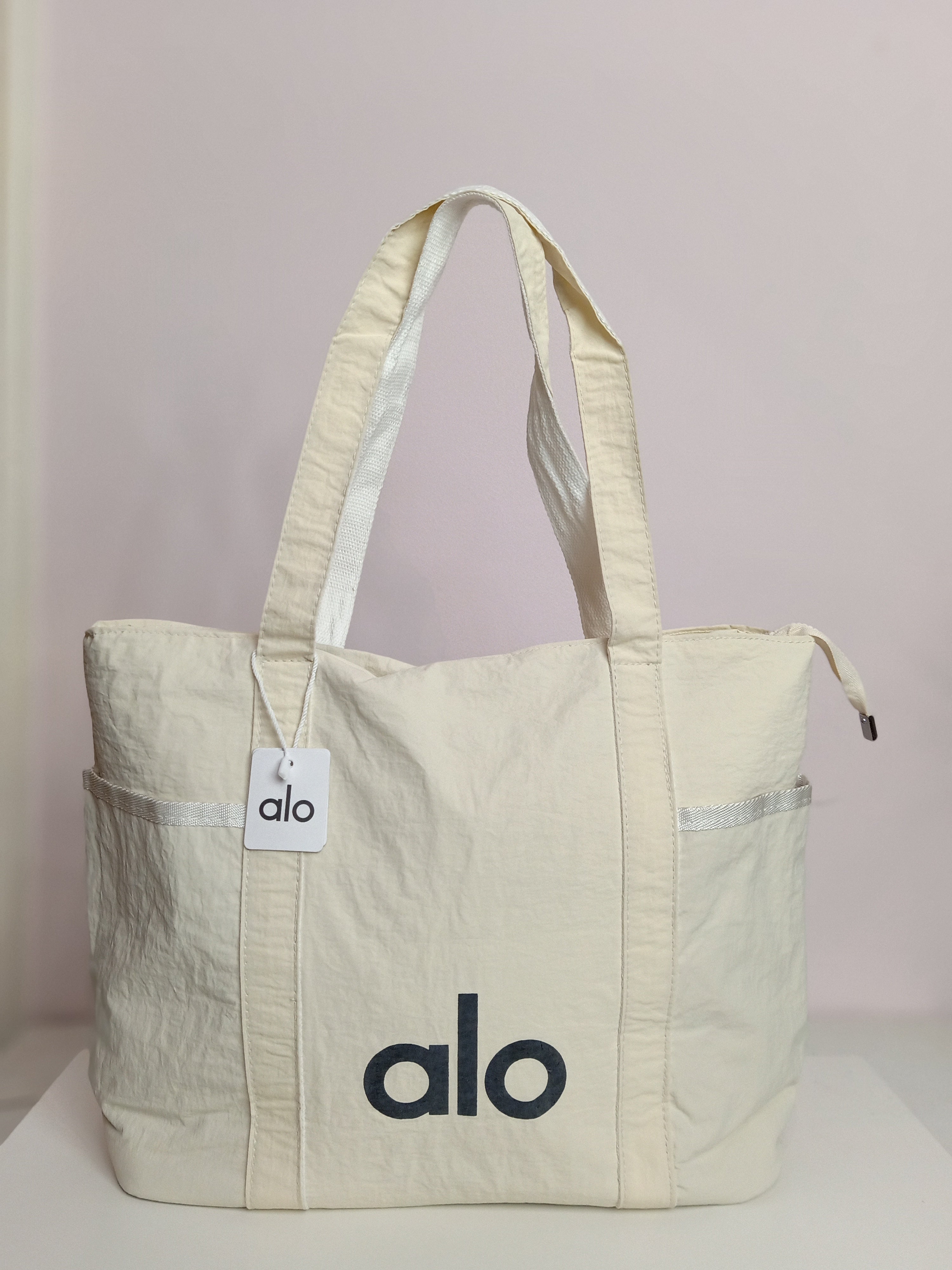 Alo tote bag in off white
