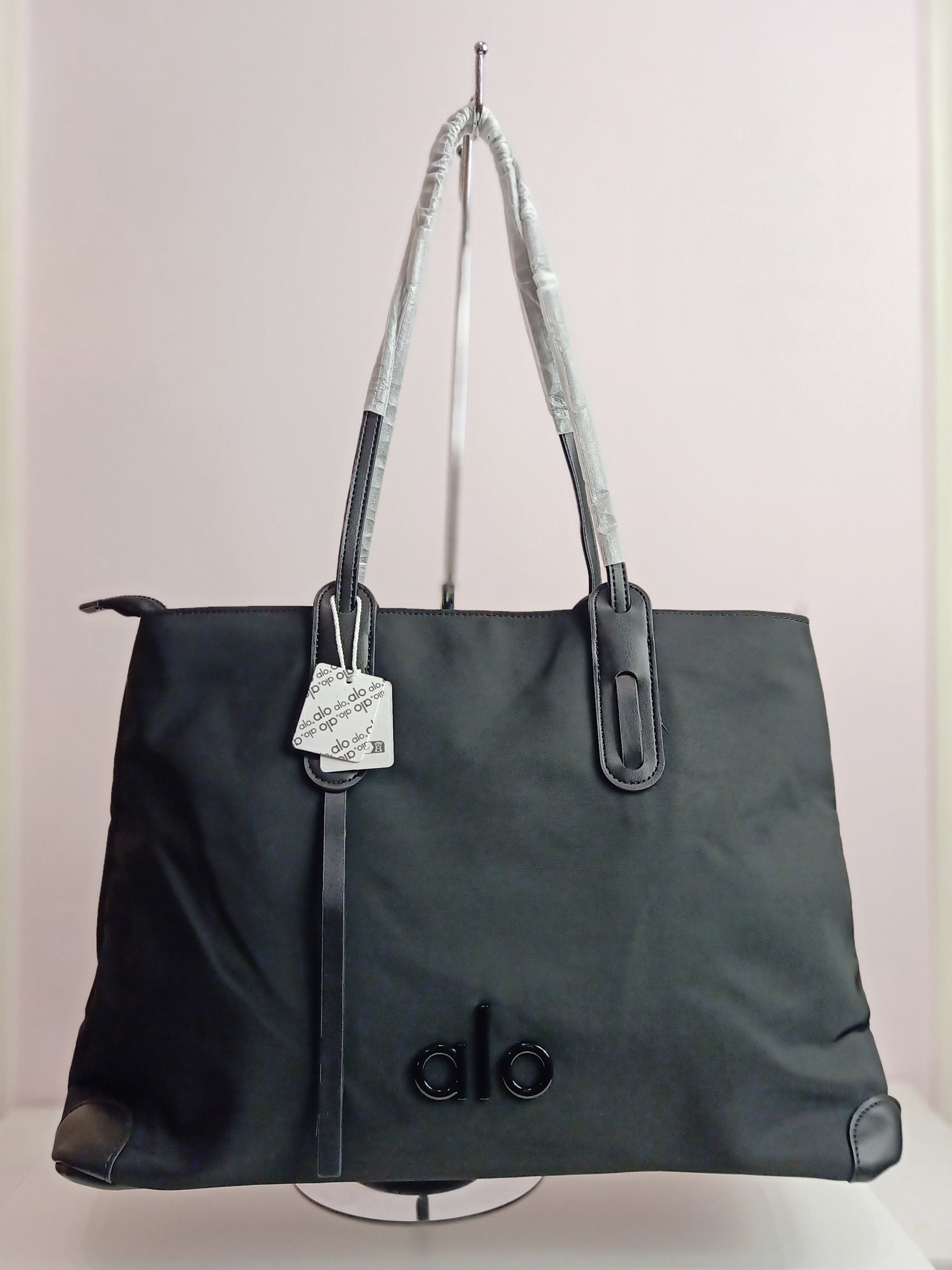 Alo tote bag in black