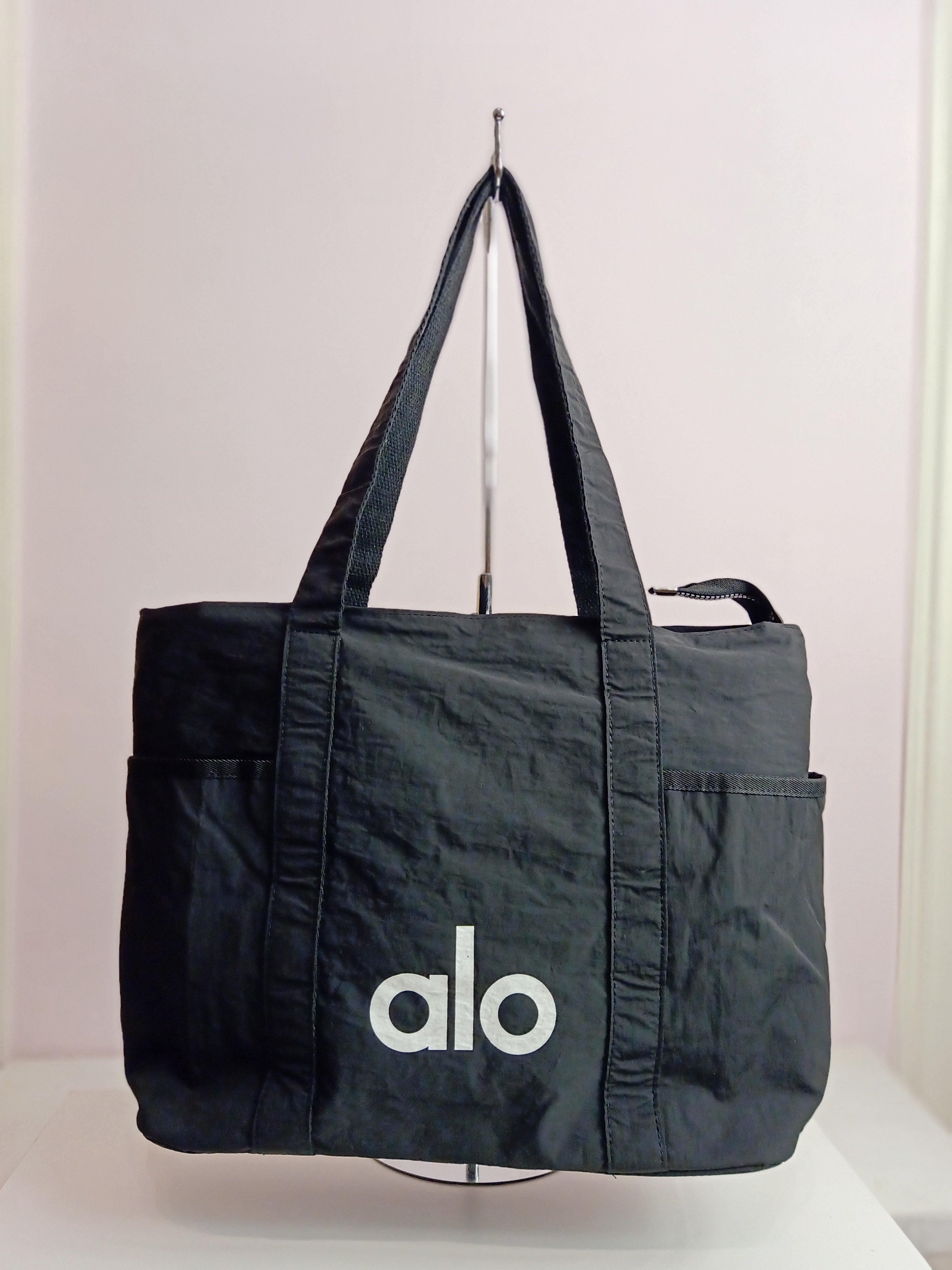 Alo tote bag in black