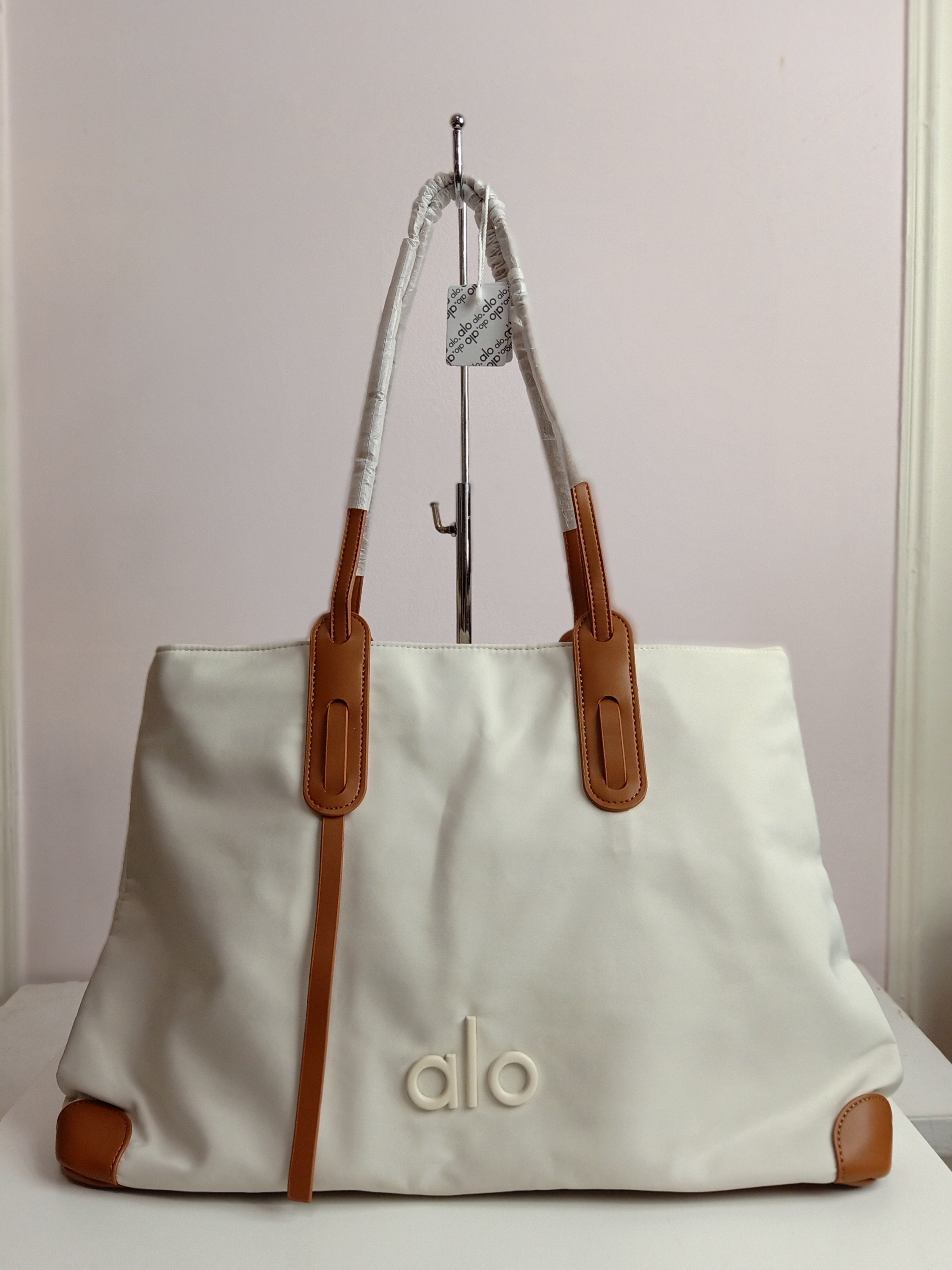 Alo tote bag in white-camel