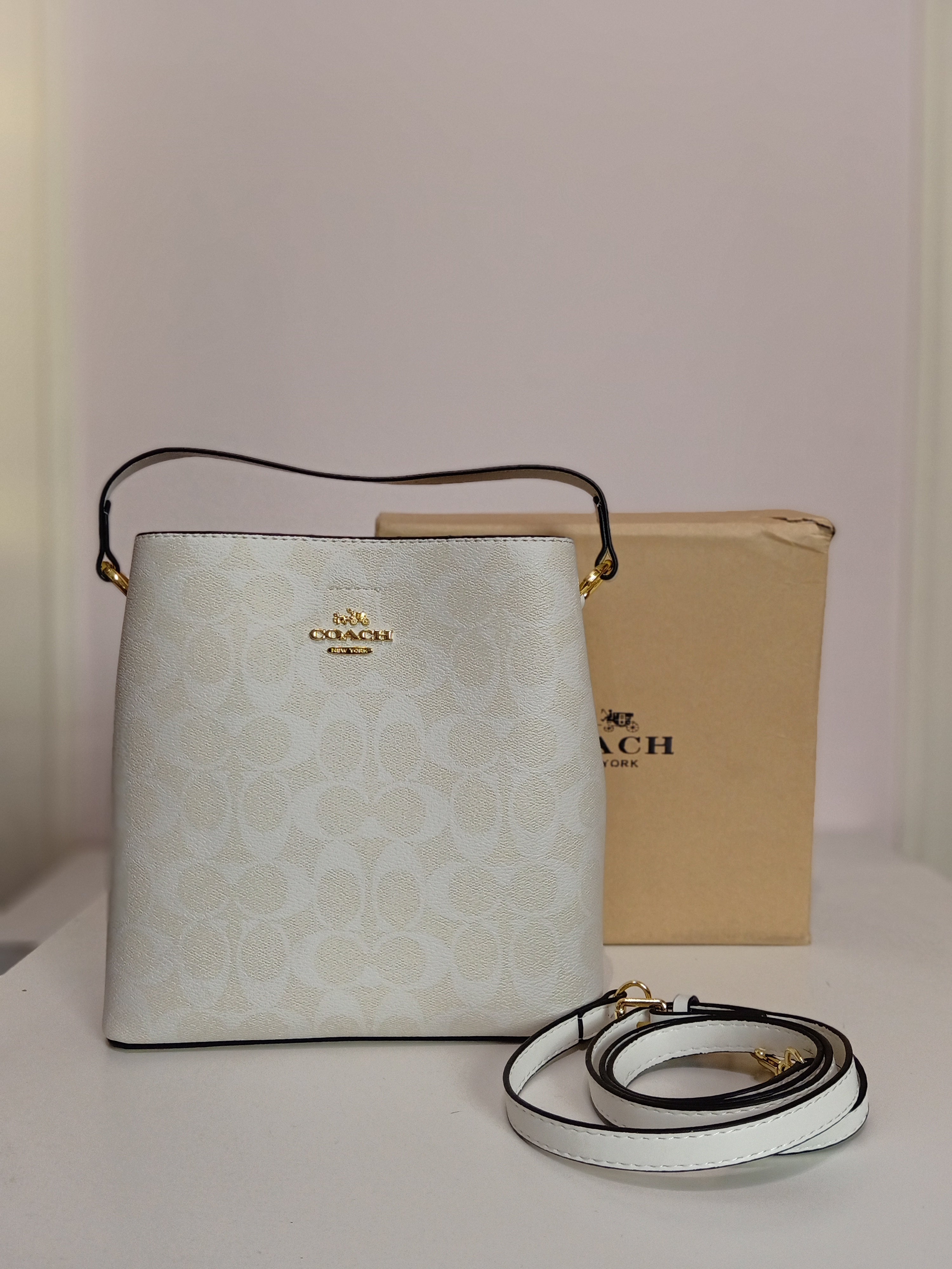 Coach bucket bag in white