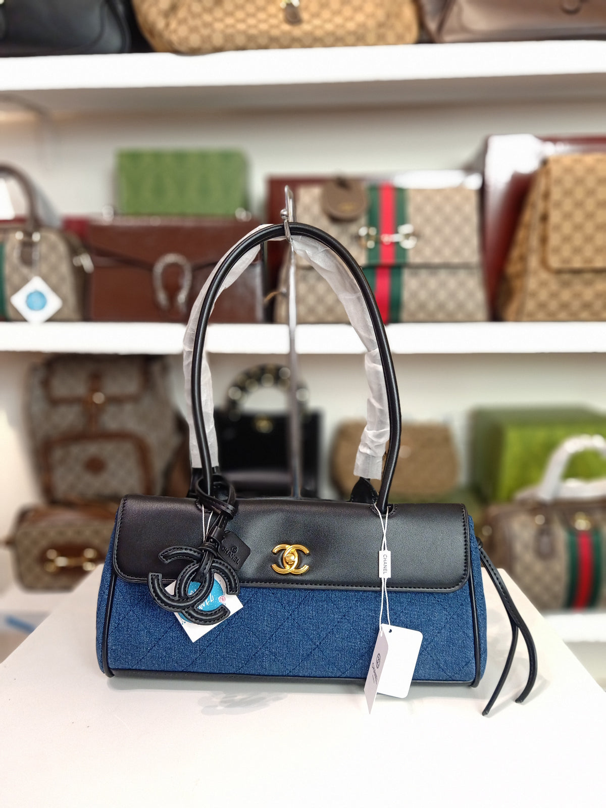 Chanel shoulder bag in blue jeans-black