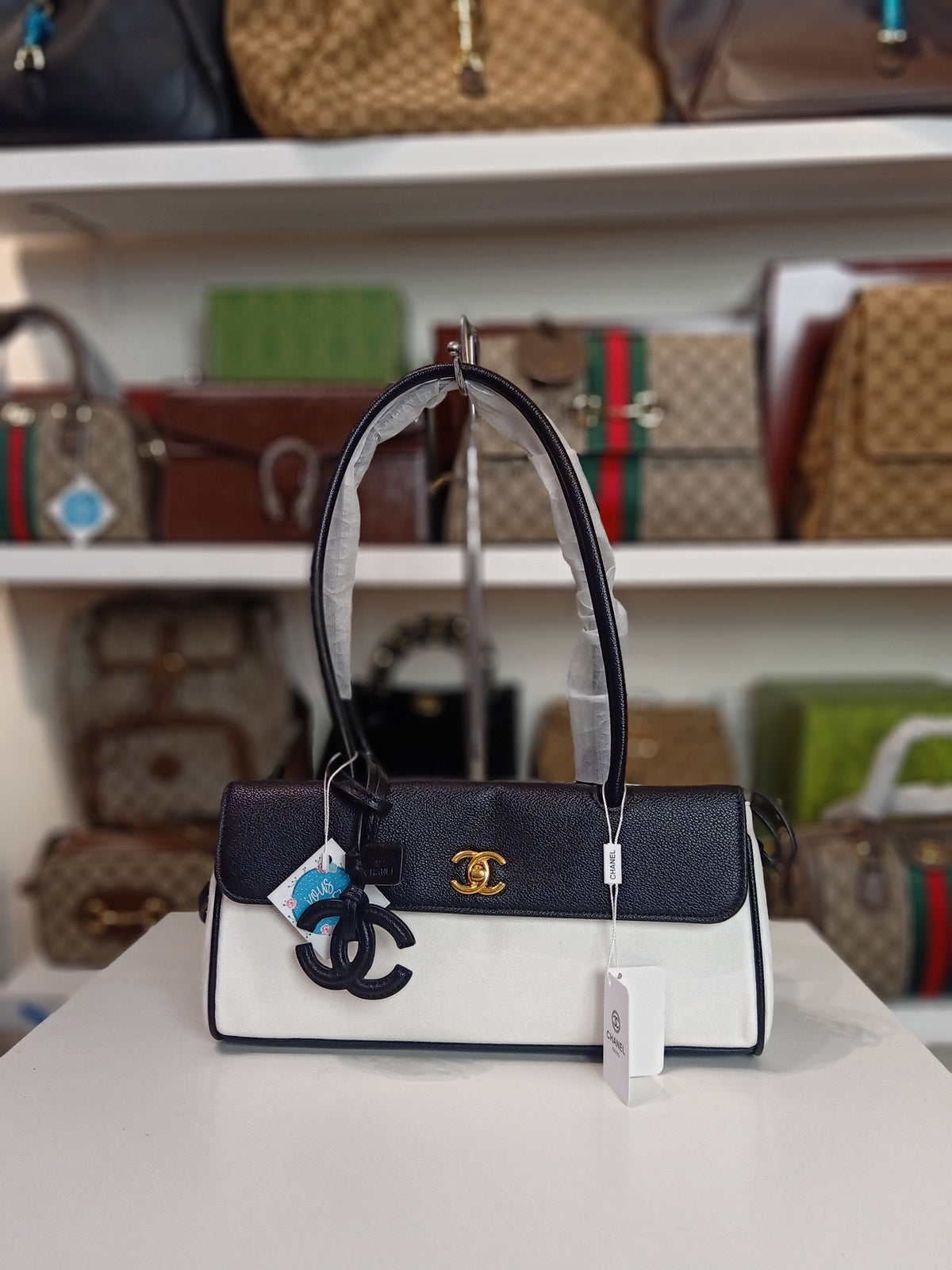 Chanel shoulder bag in white fabric-black