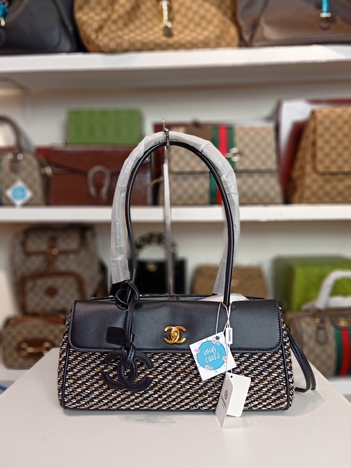 Chanel shoulder bag in tweed-black